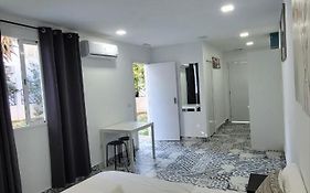 Ayz Silvela - Auto Check-In Property
